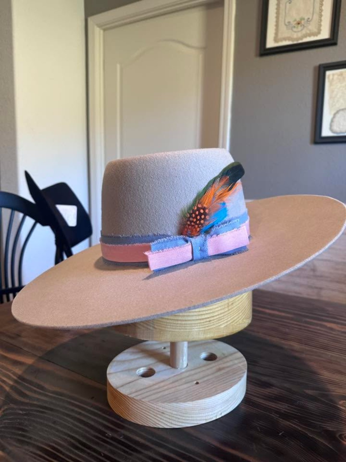 Light felt hat with feather